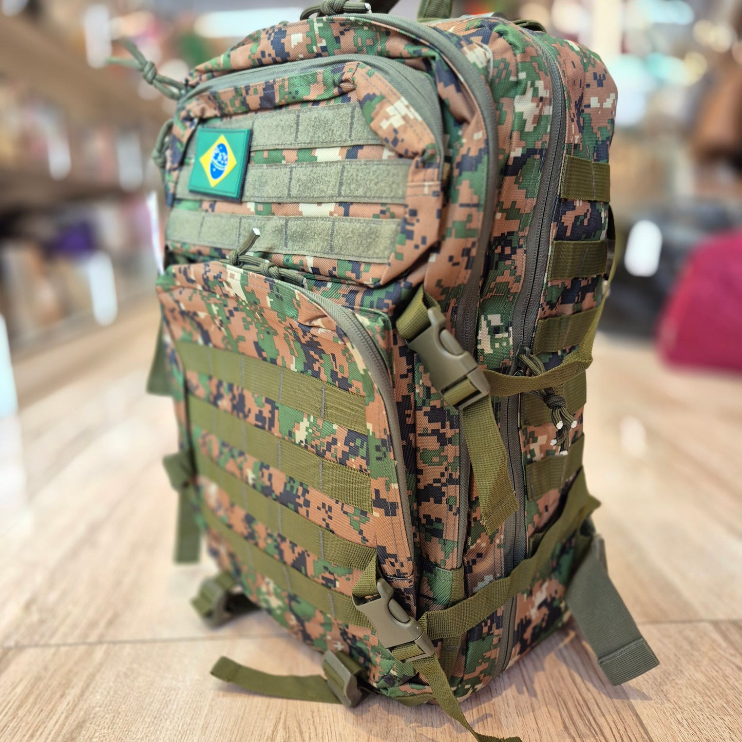 Mochila Tática Camuflada 50L com Bolsos Externos Trilha, Viagem e Uso Diário