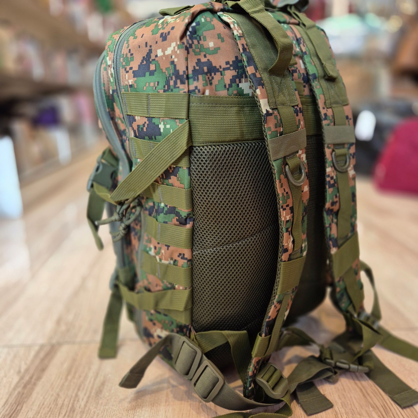 Mochila Tática Camuflada 50L com Bolsos Externos Trilha, Viagem e Uso Diário