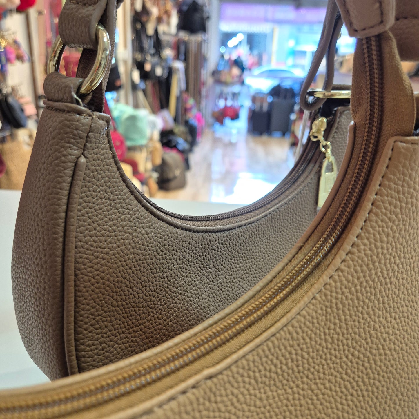 Bolsa Baquete Compacta, Versátil e Elegante para o Dia a Dia